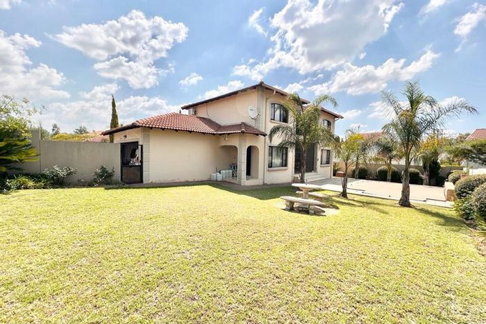 Broadacres Cluster To Rent: 4 bedrooms, pool, pet-friendly, 24-hour security.