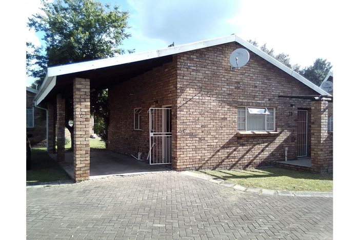 For Sale: Cluster in Newcastle Central, close to medical facilities and city amenities.