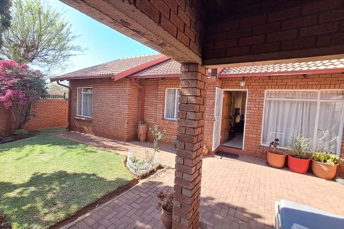 Wierda Park Townhouse For Sale: 2 Bedrooms, garage, communal braai, near schools and shops.