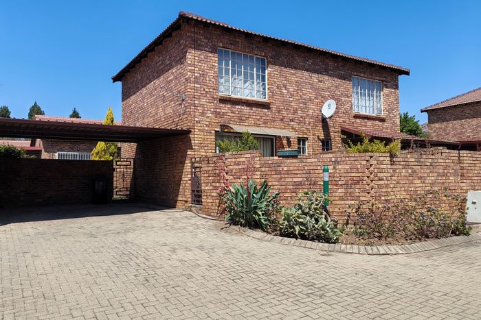 Townhouse for Sale in Wilgeheuwel: Duplex with garden, parking, and fiber internet.