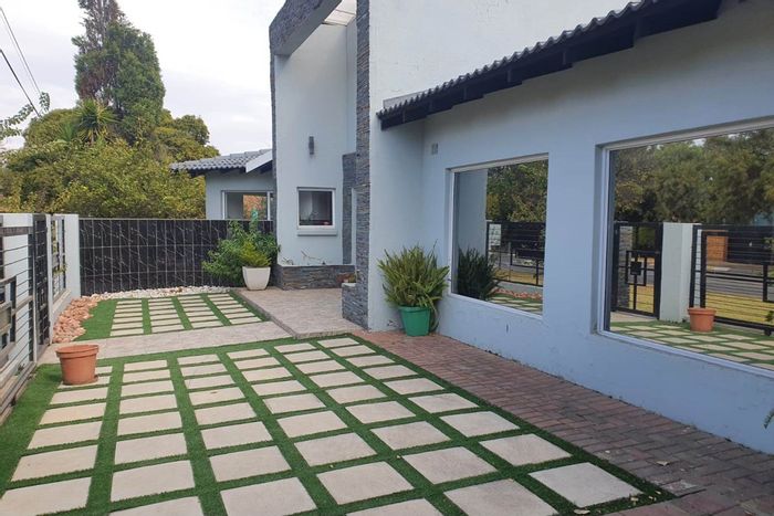 Townhouse in Sunward Park To Rent: Communal living with utilities included, secure access.