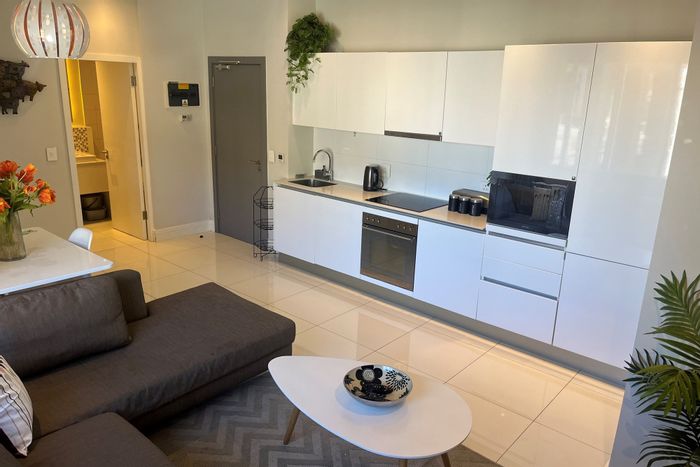 For Sale: Apartment in Cape Town City Centre with pool, gym, and parking.