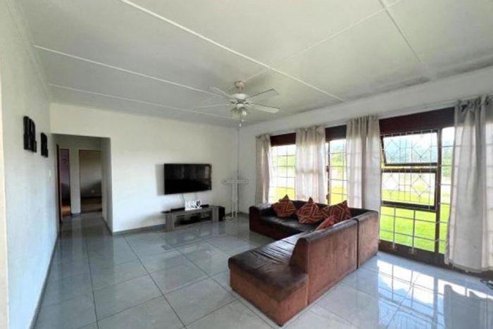 Amalinda House For Sale: 3 beds, garden, braai area, secure parking, wheelchair accessible.