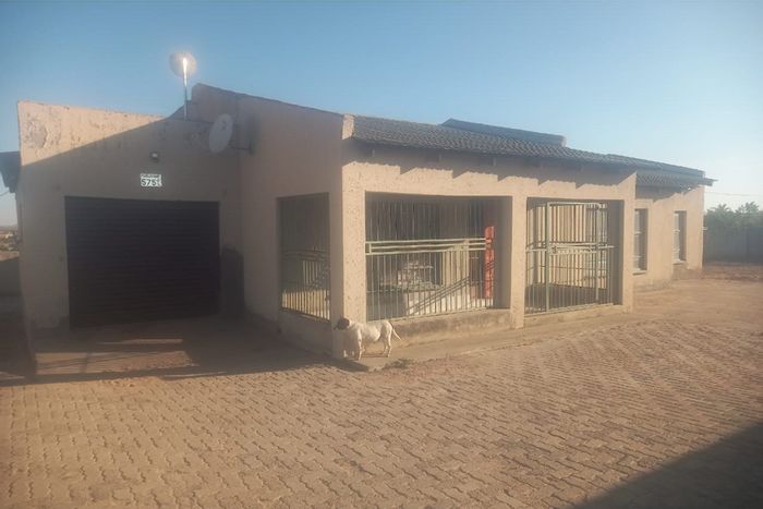 For Sale: House with flatlet in Moletji, close to Seshego and Polokwane.