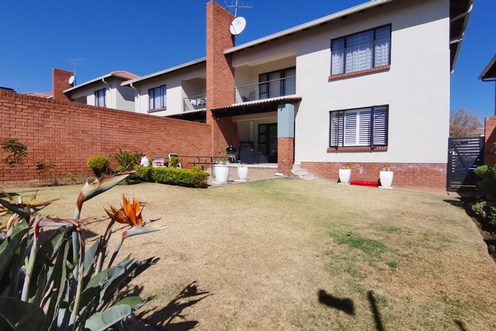 For Sale: Apartment in Greenstone Hill with garden, clubhouse, gym, and pools.