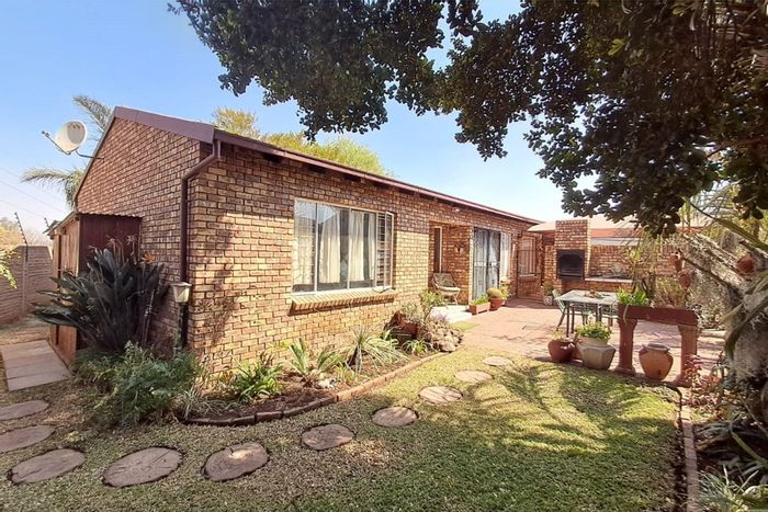 Die Hoewes Townhouse For Sale: Corner unit, large garden, no loadshedding, ample parking.