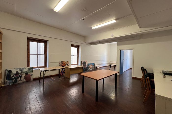 Open plan office with boardroom, aircon, kitchenette in Cape Town City Centre. To Rent.