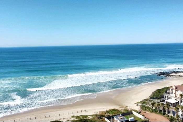 For Sale: 8-bedroom house in Jeffreys Bay Central with pool, garage, and sea views.