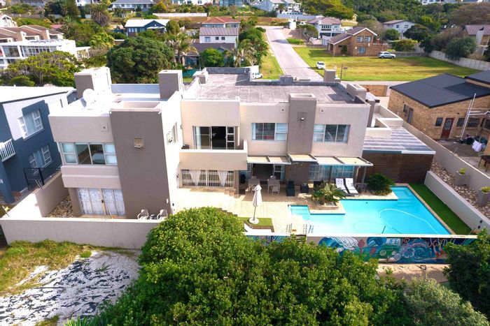 For Sale: 8-bedroom house in Jeffreys Bay Central with pool, garage, and sea views.
