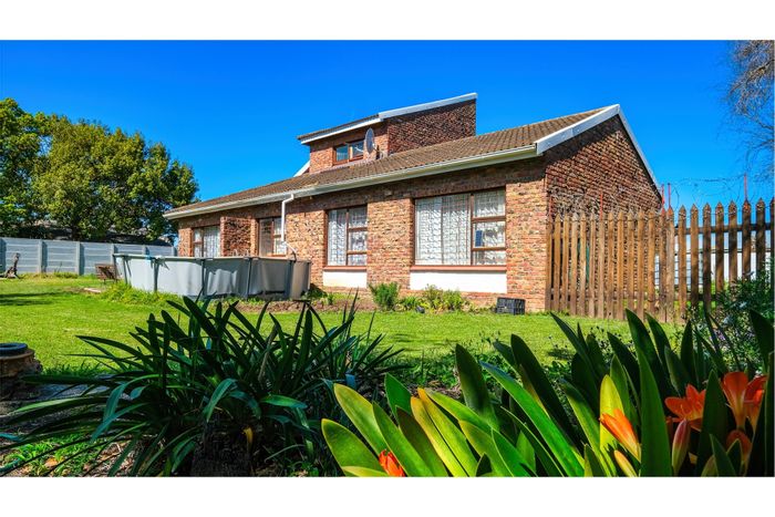 For Sale: 3-bedroom house in Heather Park with garden, study nook, and double garage.