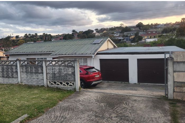 Amalinda House For Sale: 3 bedrooms, 2 baths, 4-car parking, near amenities.