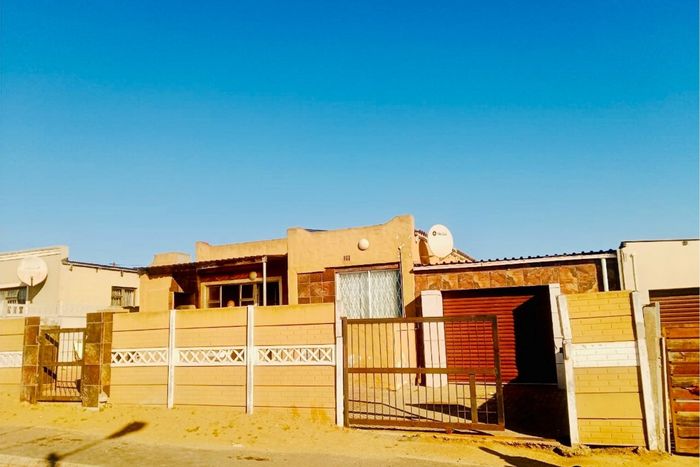 3-bedroom house in Louwville for sale, no transfer duty, ample outdoor space.