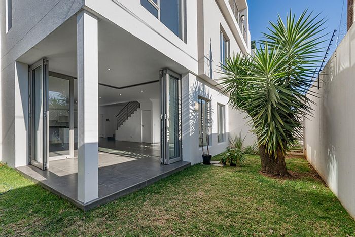 Bryanston Townhouse To Rent: 3 beds, secure complex, close to amenities.