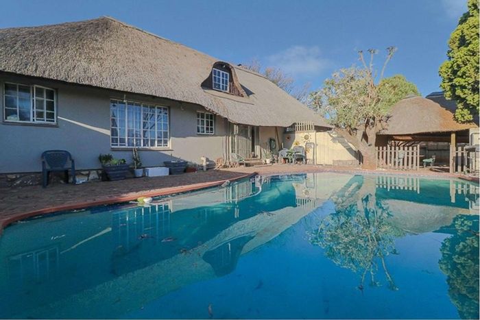 Dersley House For Sale: 3 beds, pool, lapa, spacious yard, investment potential.