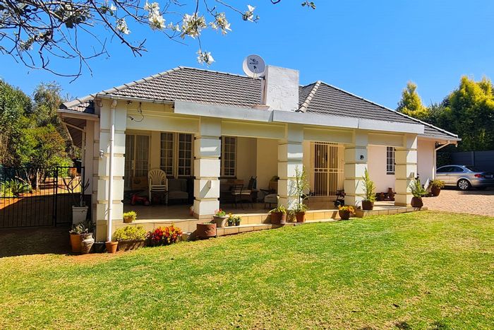 Linden House For Sale: 3 bedrooms, pool, large garden, double garage, security features.