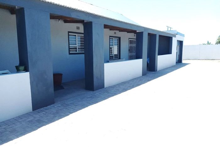 House for Sale in Saldanha Central: 3 beds, flat, patio, low-maintenance garden.