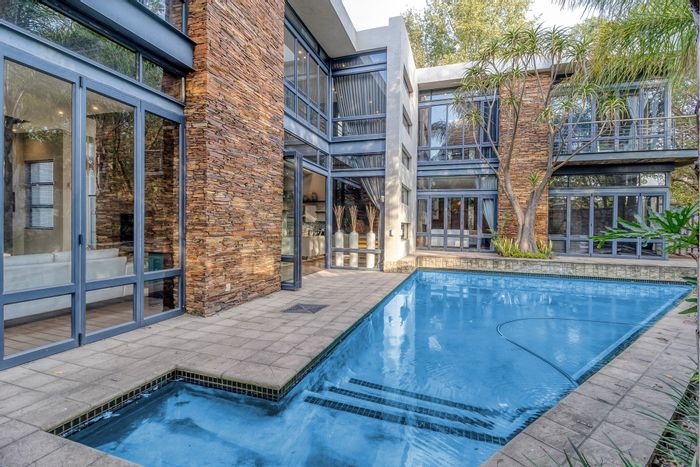 Parkwood House For Sale: 5 beds, pool, guest suite, home automation, double garage.
