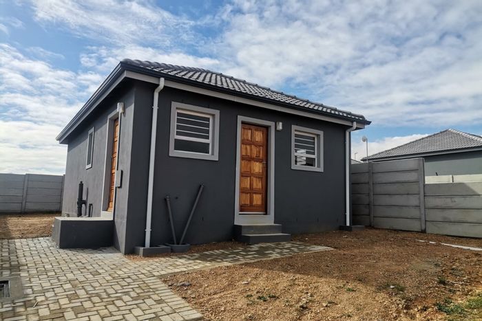 For Sale: House in Groenheuwel with 2 bedrooms, parking, and solar panel.