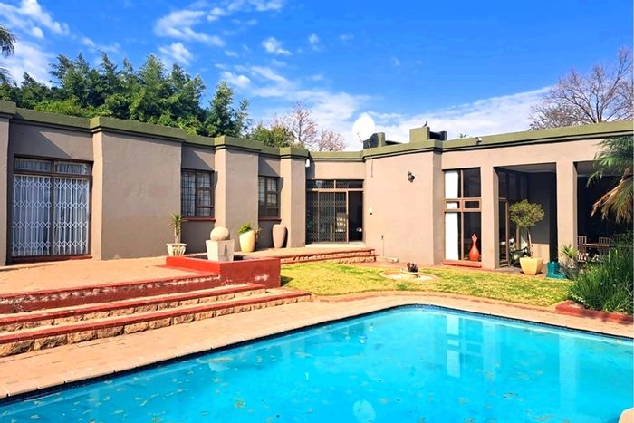 Randpark Ridge House For Sale: Spacious living, pool, lapa, home office, and bar.