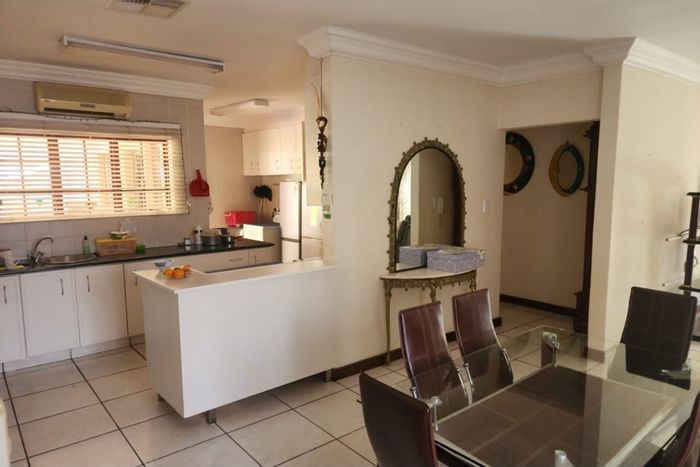 Flamwood House For Sale: Open-plan living, pool, solar power, gated estate.