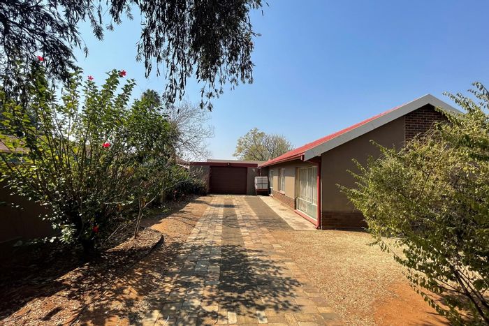 For Sale: Spacious 5-bedroom house in Barry Hertzog Park with pool, garages, and braai.