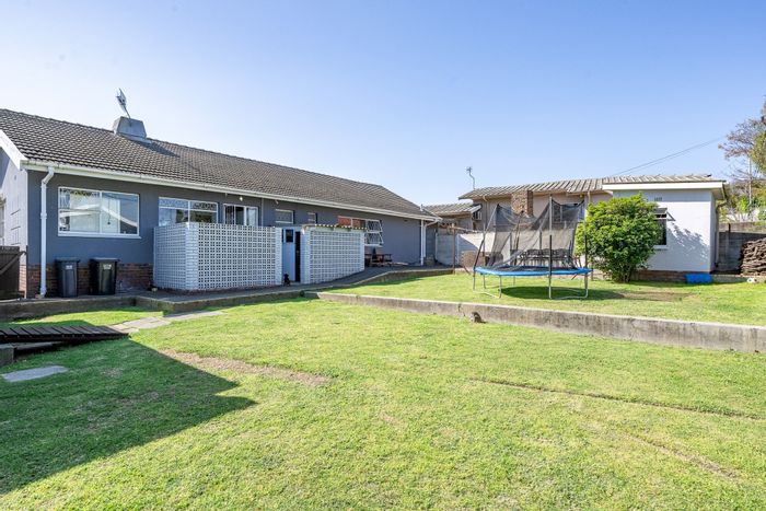 Blomtuin House For Sale: 3 Bedrooms, open-plan living, large yard, double garage.