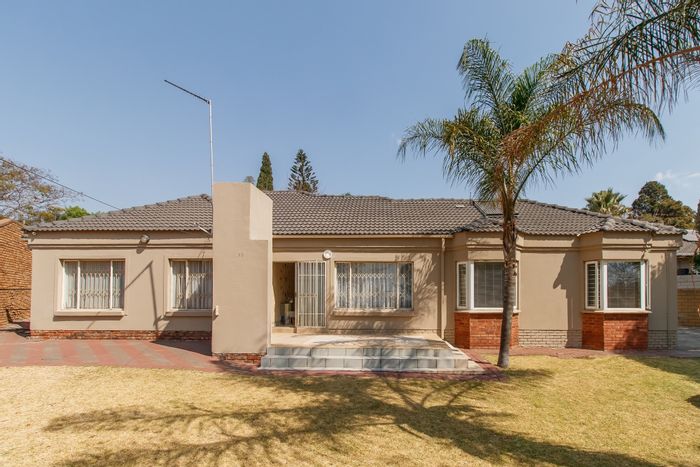 For Sale: Spacious 4-bed house in The Reeds with pool, lapa, and double garage.