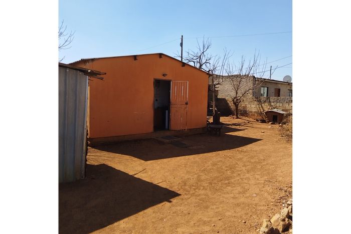 For Sale: One-bedroom house in Orange Farm with open plan layout and spacious yard.