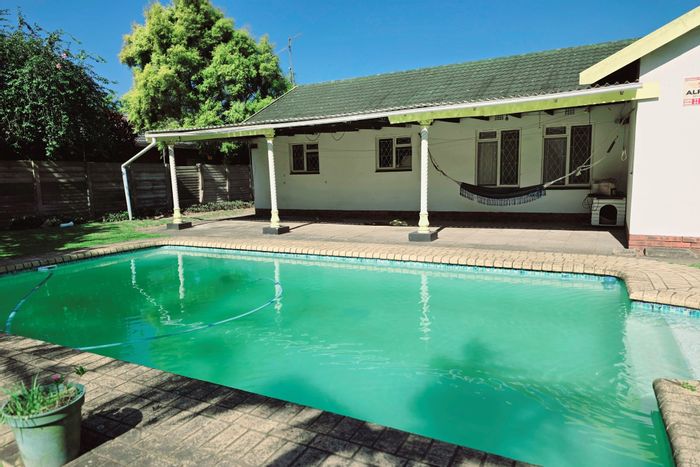 Veld En Vlei House For Sale: Pool, entertainment area, air-conditioned bedrooms, double garage.