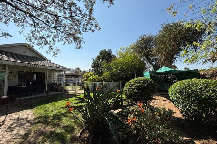 Dal Fouche House For Sale: Spacious living, garden views, flatlet, and security features.