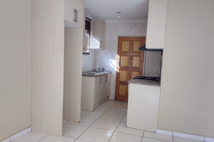 House For Sale in Protea Glen: 2 beds, braai pit, extra kitchen, fibre internet.