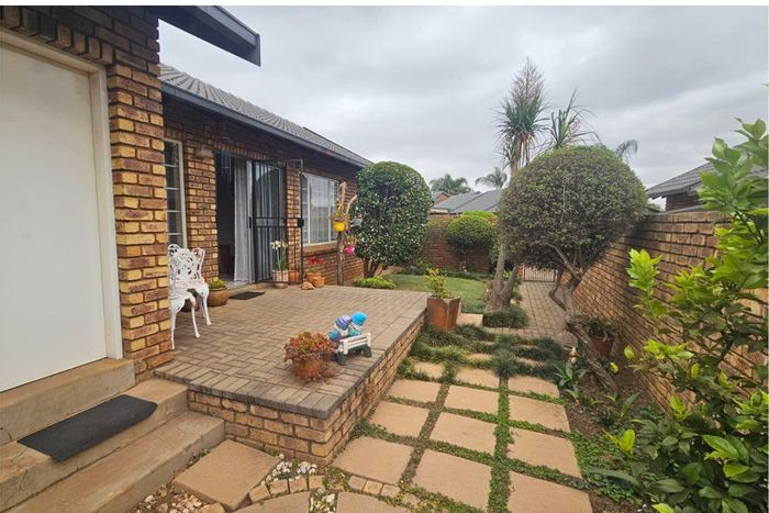 Townhouse for Sale in Rooihuiskraal North: Close to Mall@Reds, secure garage.