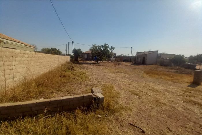 For Sale: House in Mankweng, large yard, near Paledi Mall, development potential.