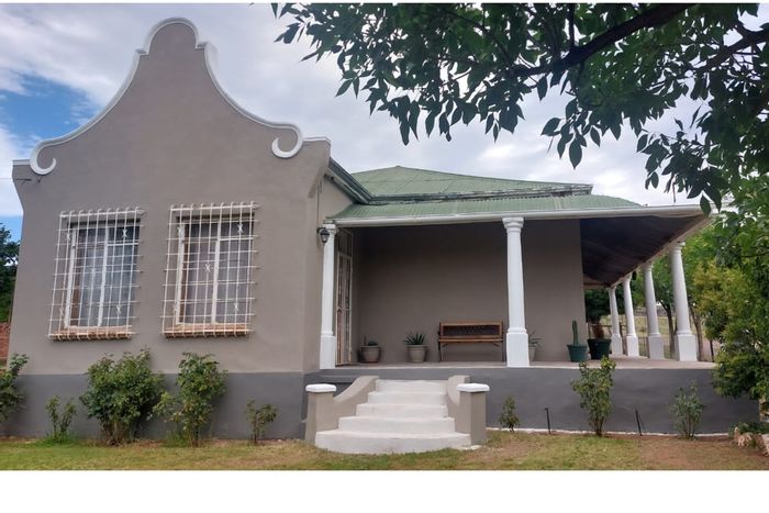 For Sale: House in Steynsburg Central with extra erf, solar power, and security features.