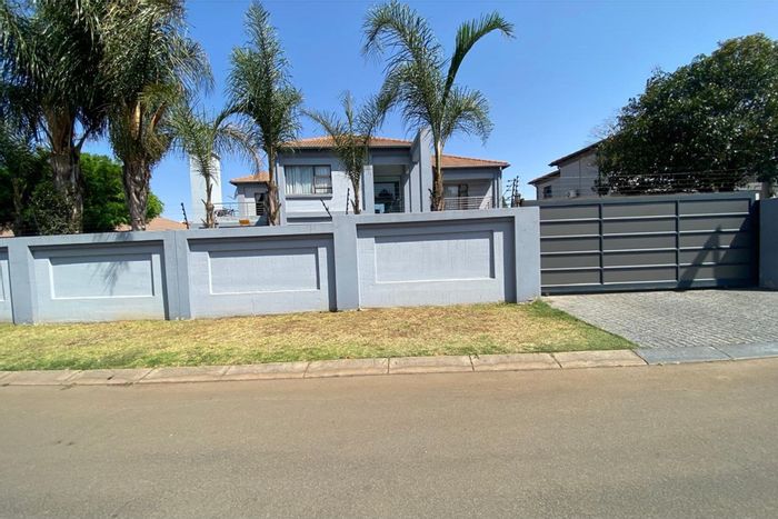 Luxury house in Vanderbijlpark Se for sale: pool, entertainment area, secure estate.