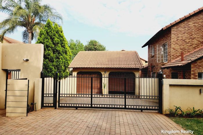 Lynnwood Ridge House For Sale: 3 Bedrooms, Garage, Easy Transport Access, Pet-Friendly.