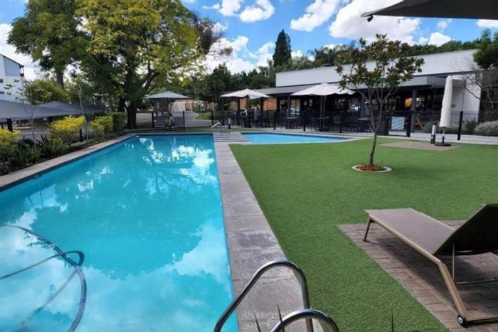 Kyalami Apartment To Rent: Gym, pool, cinema, and dining near Mall of Africa.