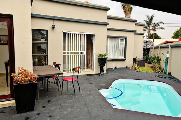 Rooihuiskraal North House For Sale: 3 beds, pool, lapa, security features.