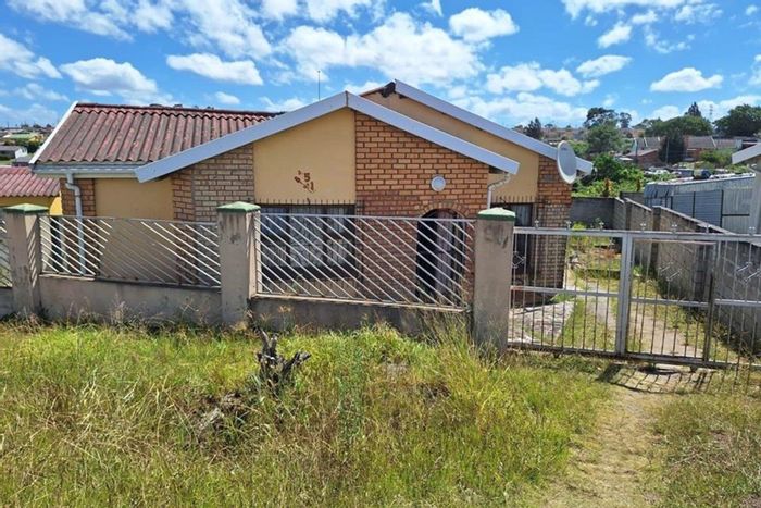 For Sale: House in Mdantsane with 3 bedrooms, 1 bathroom, and covered parking.