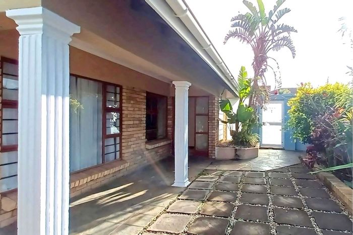 For Sale: House in Blue Bend with 4 beds, braai area, secure garage.