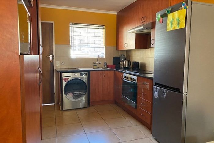 For Sale: Townhouse in Carenvale with pool, garden, and covered parking.