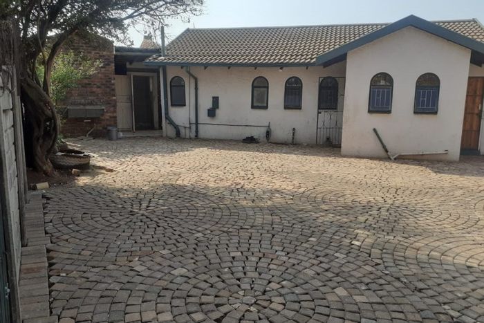 For Sale: House in Brakpan Central with multi-family living and rental income potential.