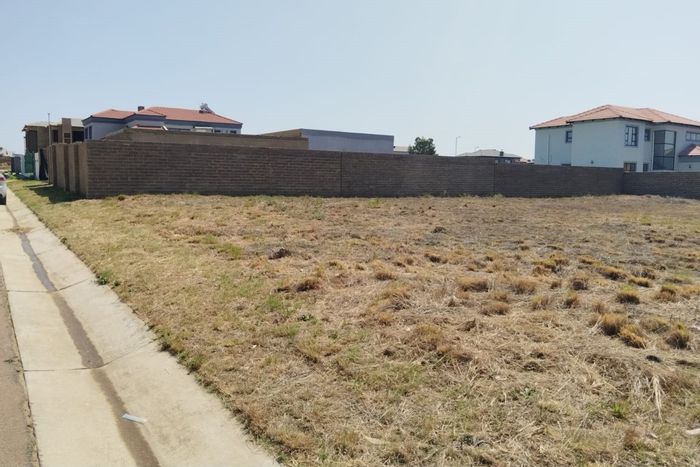 Vacant Land Residential For Sale in Rayton Central: 511sqm, near amenities and parks.