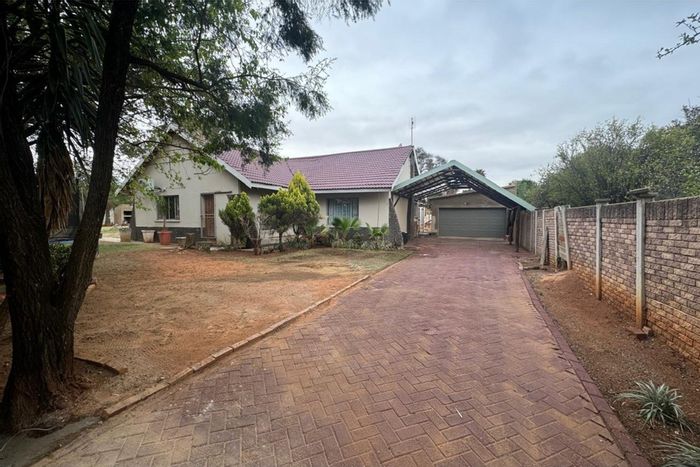 4-Bedroom House For Sale in Adamayview with Pool and Ample Parking.