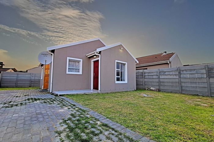 3-bedroom house for sale in Broadlands Village with spacious yard and security.