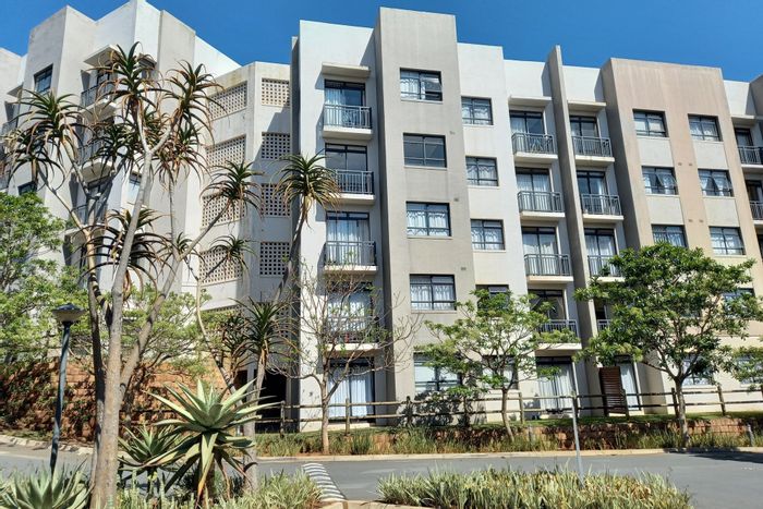 Umhlanga Ridge Apartment To Rent: Pools, security, balcony, near shopping and freeways.