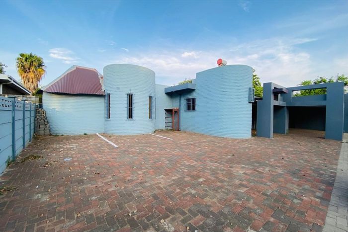 Vanderbijlpark Se Office For Sale: High traffic location, multiple business opportunities, ample parking.