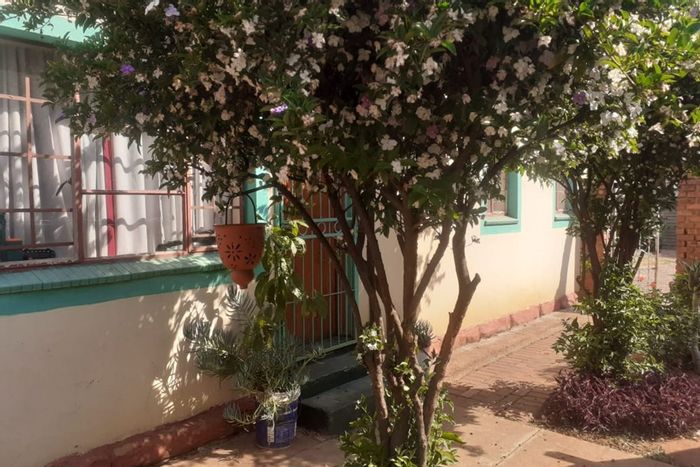 For Sale: House in Brakpan Central with 7 rental flats and ample parking.