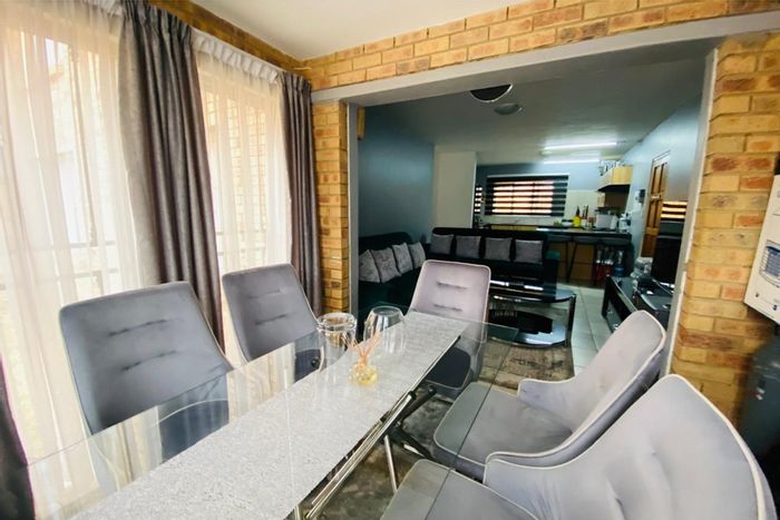 For Sale: Secure 3-bedroom apartment in Vanderbijlpark Sw, near amenities and riverfront.