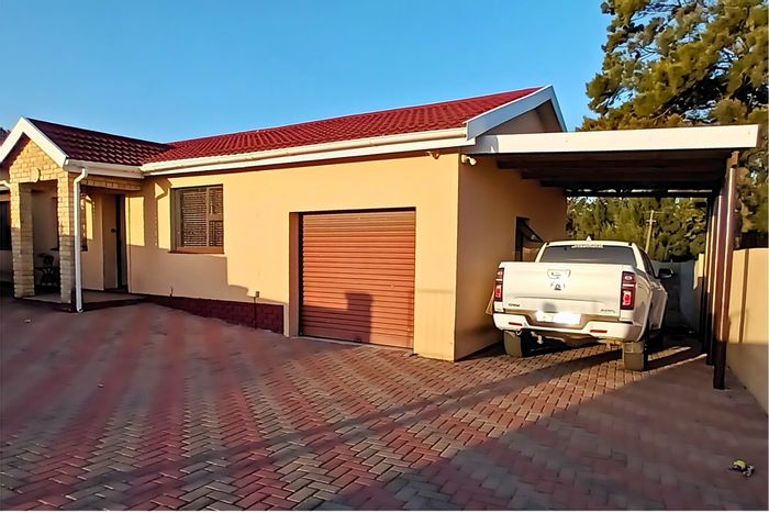 For Sale: 3-bedroom house in Gonubie with double garage, large yard, and secure access.